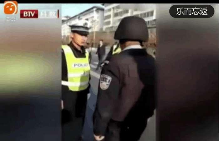 实拍: 运钞车没挂车牌 押运员枪指交警 网友: 有本事就开枪