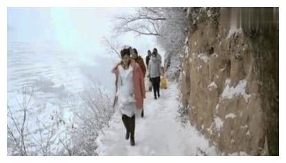 婚纱配羽绒服, 没婚车直接走过来, 农村姑娘冬天结婚太特别