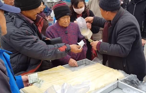 第一次见这么卖豆腐的, 这农村大叔太有头脑了