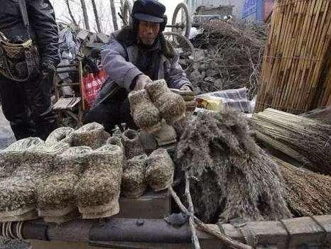 谁小时候穿过这样的“高跟鞋”? 你知道它叫什么名字吗?