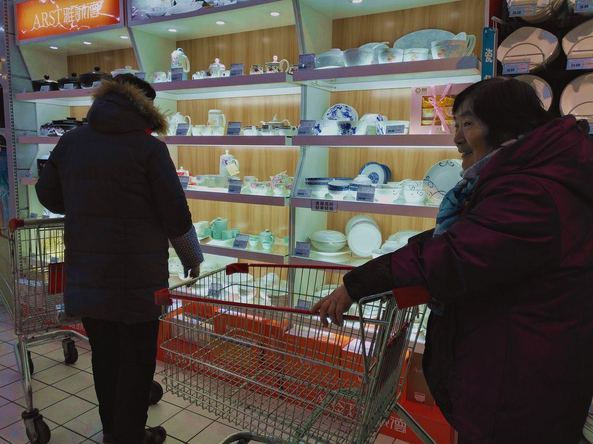 周末回家带婆婆逛超市, 你能猜到她买了些什么吗?