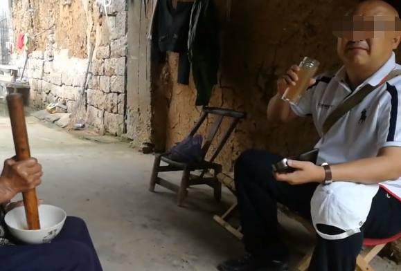 走出大山在城市工作的弟弟回山里看望姐姐, 她却只给他做了一个菜