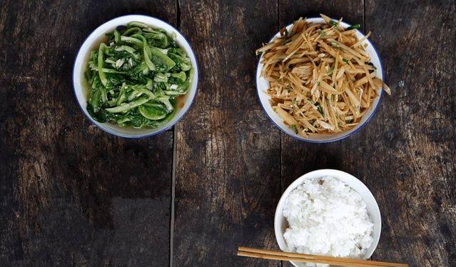 六旬老人独自留守一个村, 单靠一部老人机与外界联系