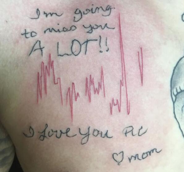 为了纪念母亲, 男孩把母亲临终前的心跳图纹在手臂上