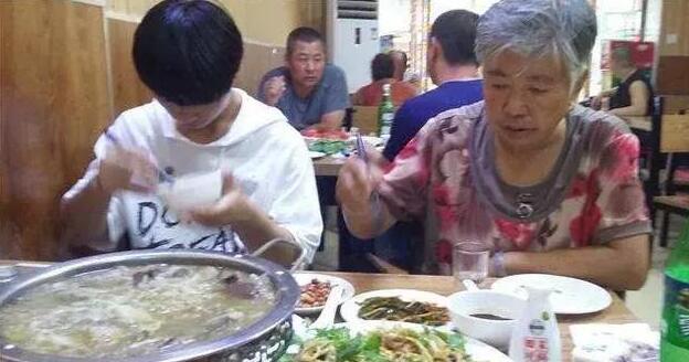 老奶奶进城看孙子, 孙子却一直在一旁打游戏, 场面心酸