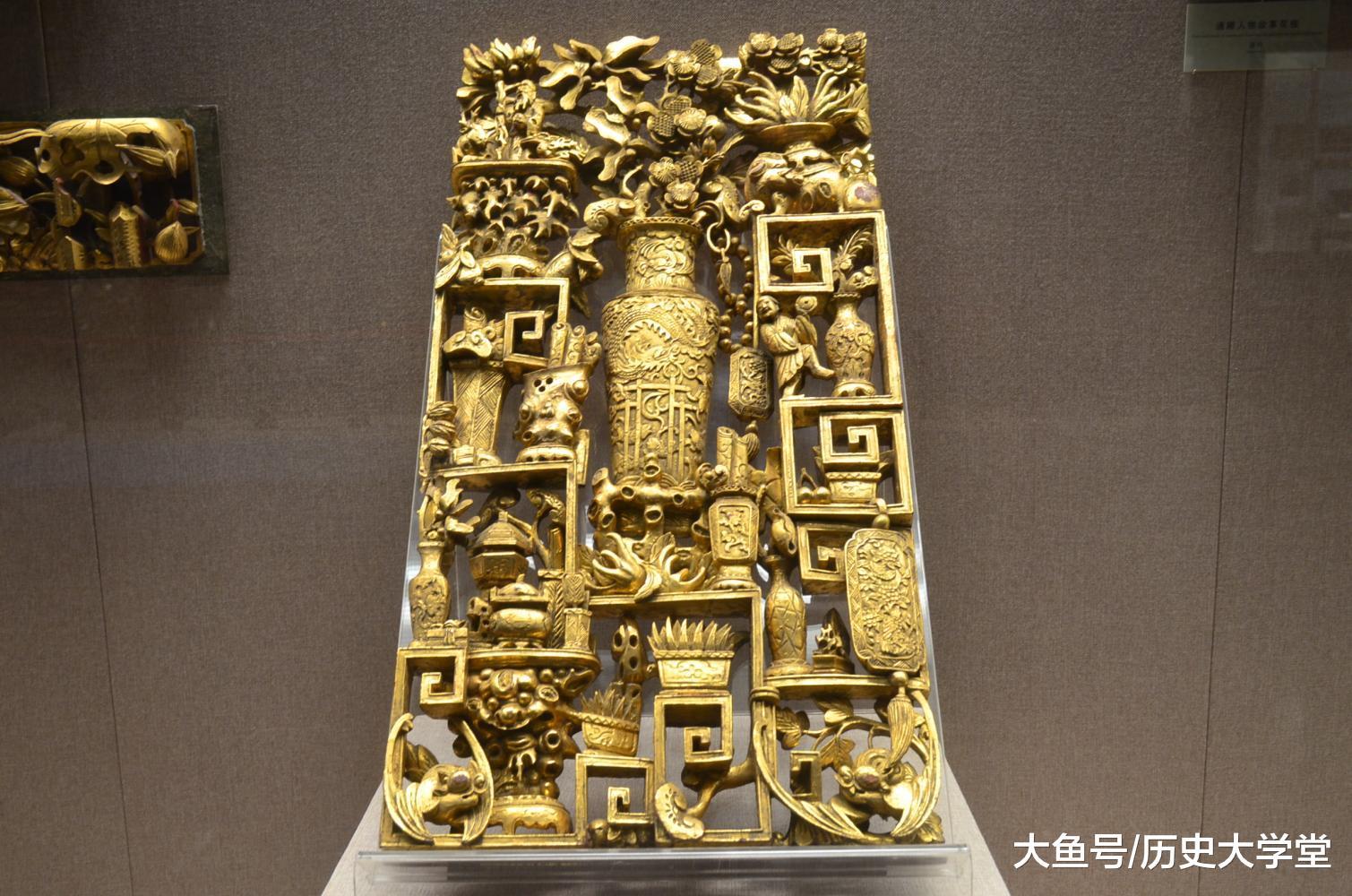 是一个清代通雕博古门肚，通雕”