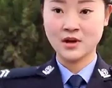 小伙路边乱停车, 遇到美女交警脱衣, 接下来的一幕让人尴尬不已