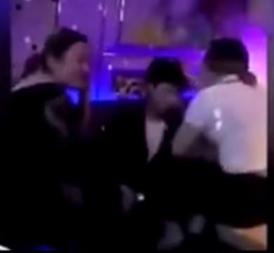 因90后小伙服务不周, 两“白万富婆”对他做了这样的事, 男子称: 收了钱没办法