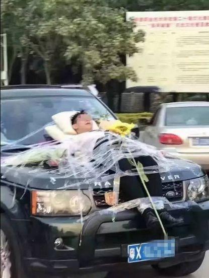大街上开着车, 车上居然绑了个人, 这可太危险了