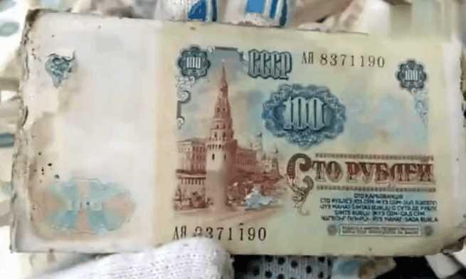 女子上厕所看见“一大堆手纸”, 想伸手去捡被男友极力反对阻止!