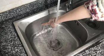 下水道堵了, 一个塑料瓶10秒疏通, 太省钱了!