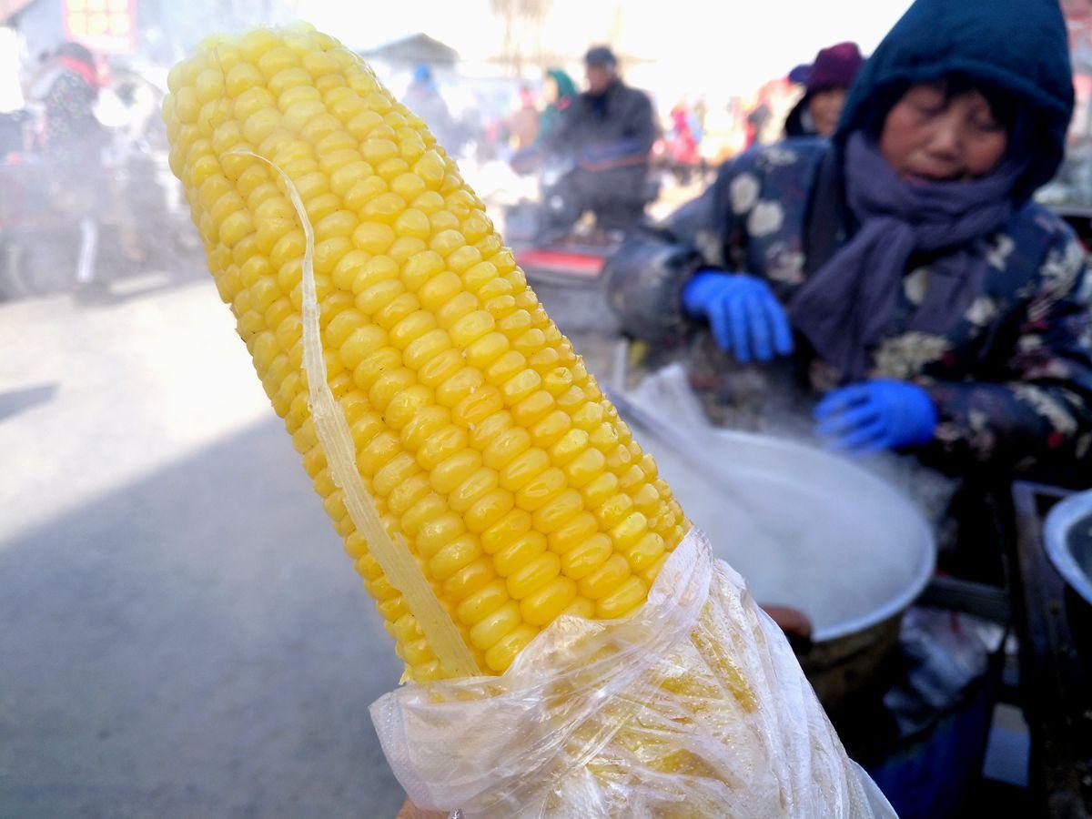 看农村大集上这些在寒风中坚守的摊贩中午饭是怎么吃的