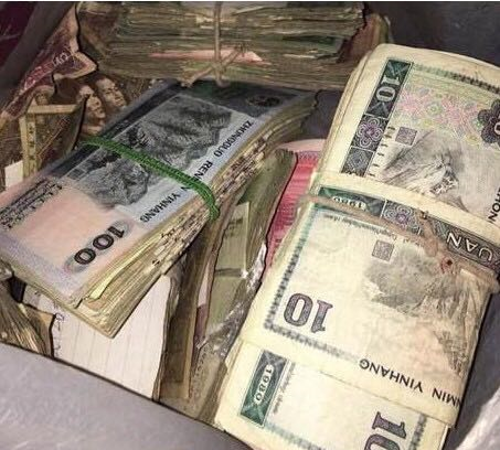 农民发现一箱钱, 却一分花不出去! 邻居却说他发财了, 是真的吗?