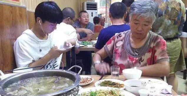 老奶奶进城看孙子, 孙子却一直在一旁打游戏, 场面心酸