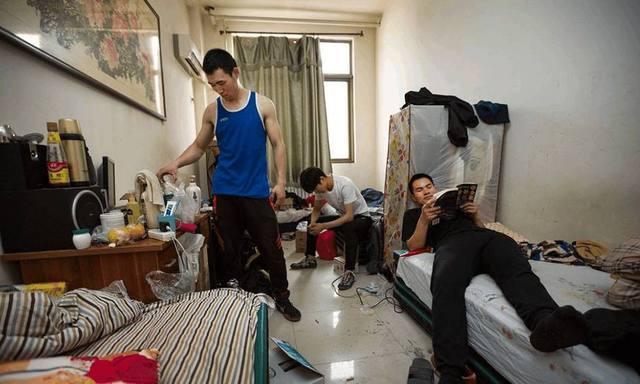 北漂人”的早晨, 低头赶路, 街上被堵得水泄不通