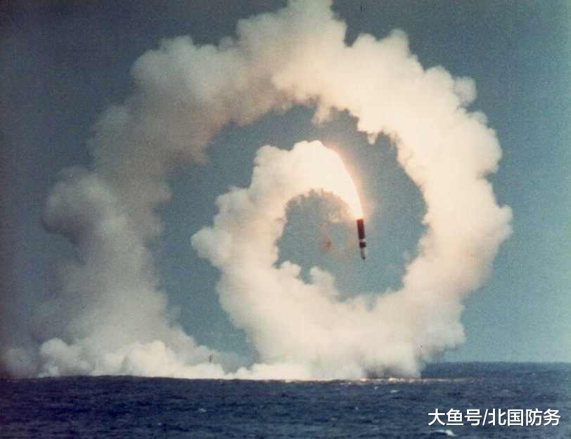 美国人的潜射核导弹，姿势还挺别