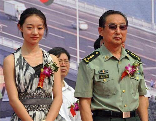 他是红军最高将领, 牺牲后毛主席一天没吃饭, 儿子已是上将军衔!