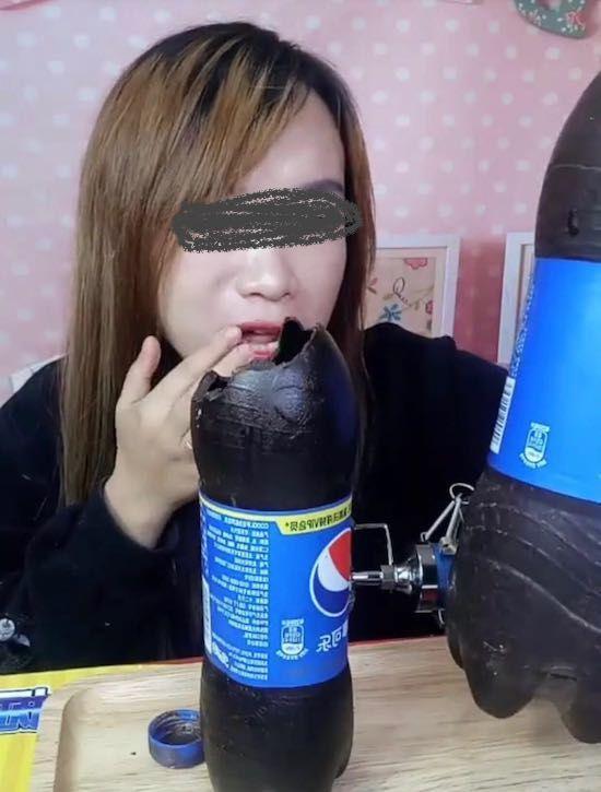 女子玩直播拿起可乐瓶就开始啃, 网友都看不高兴