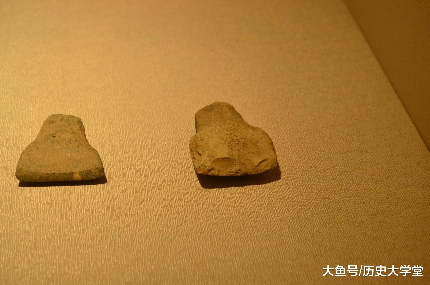 这是青铜时代的“双肩石斧”，距