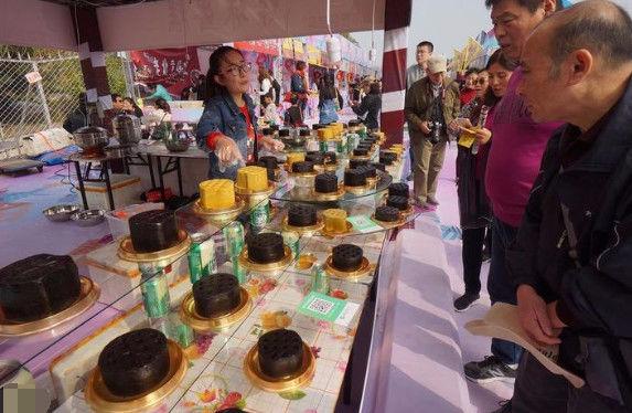 90后女孩用蜂窝煤球做蛋糕, 一天卖出700多个