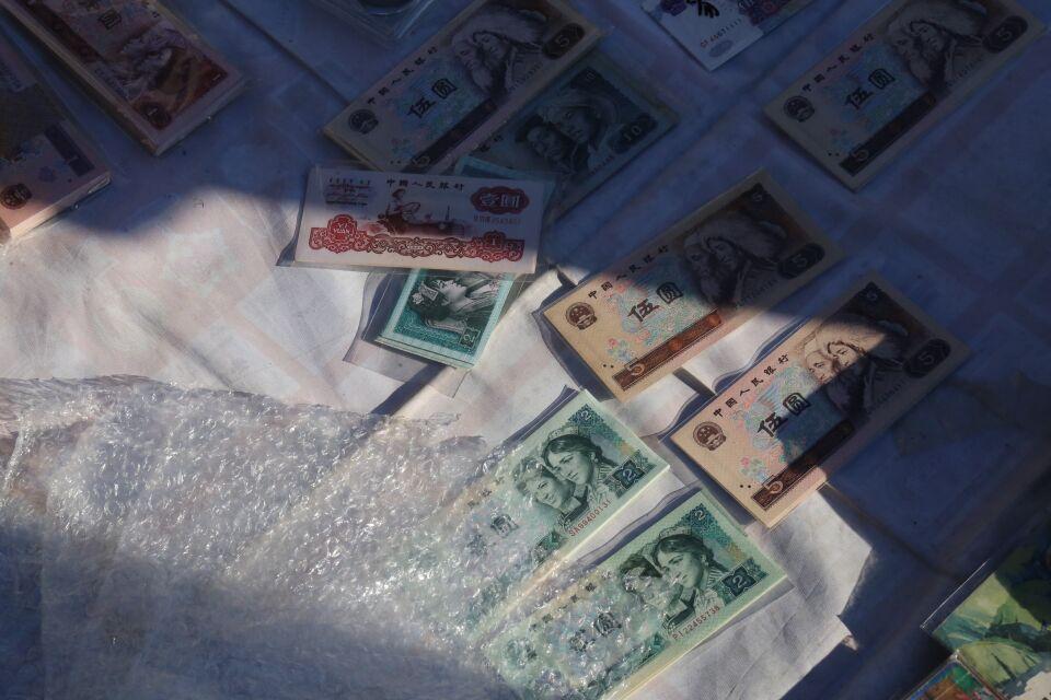 农村大集上, 这种破烂成收藏品! 面盆卖上千元? 你家也有吧!