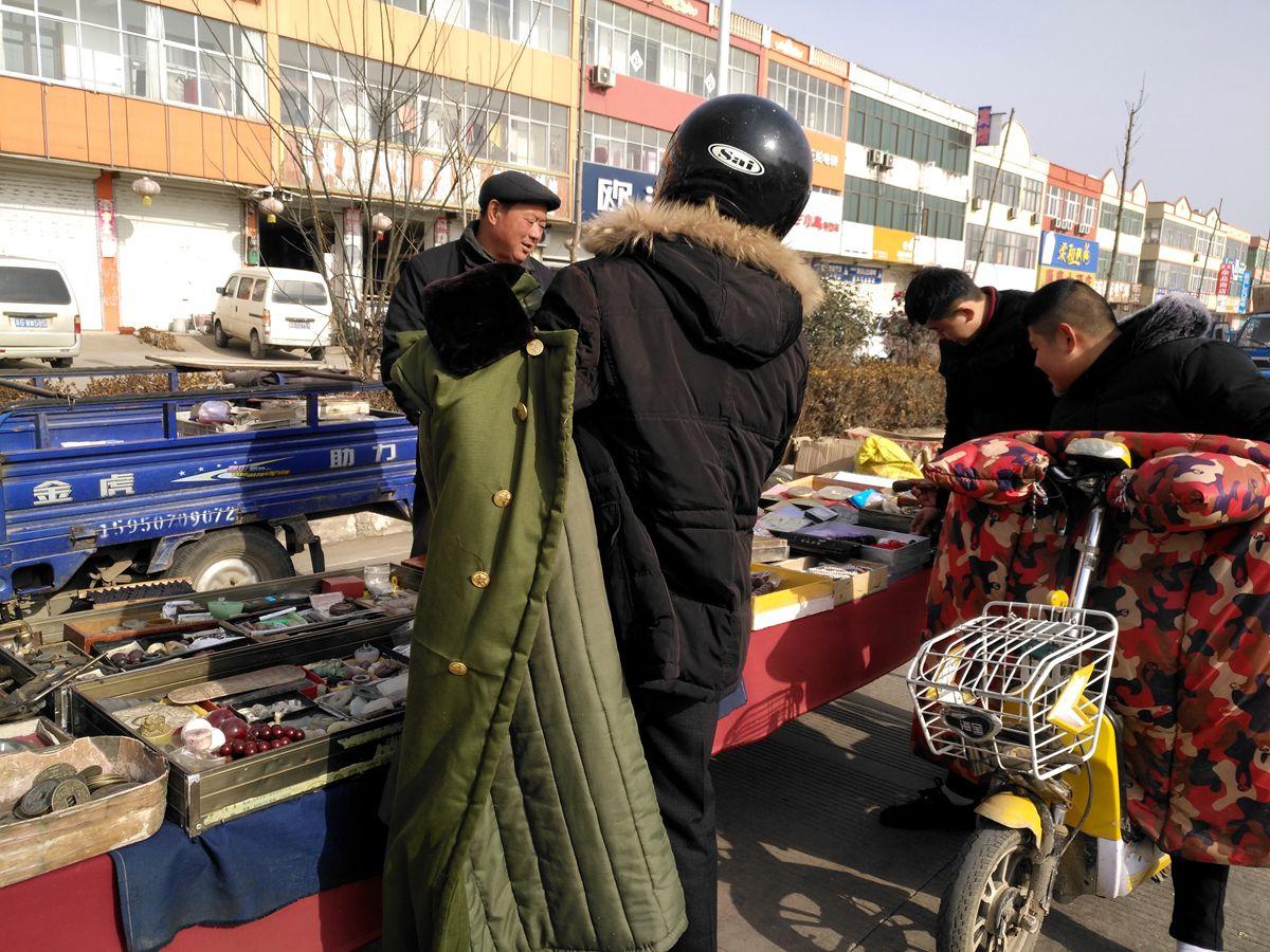 乡下古董摊上物品多, 银元宝重三斤到底是不是真的?