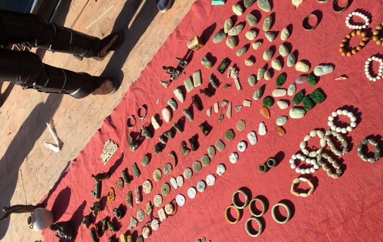 农村大集上“古董”真便宜, 金镶玉手镯50元, 农民大妈像捡到宝!