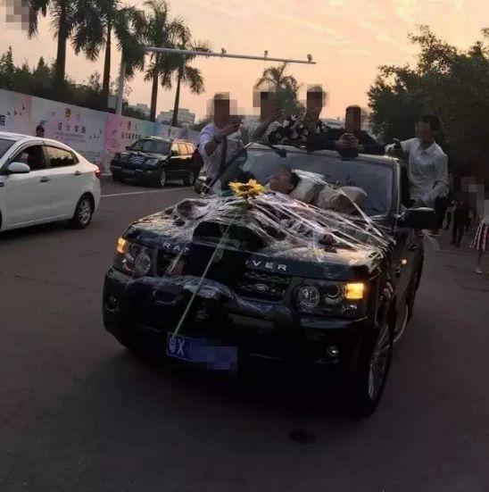 大街上开着车, 车上居然绑了个人, 这可太危险了