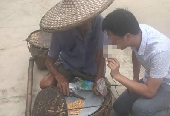 农村90多岁老人挑着扁担卖这种东西, 现在可能只有这位老人在卖了
