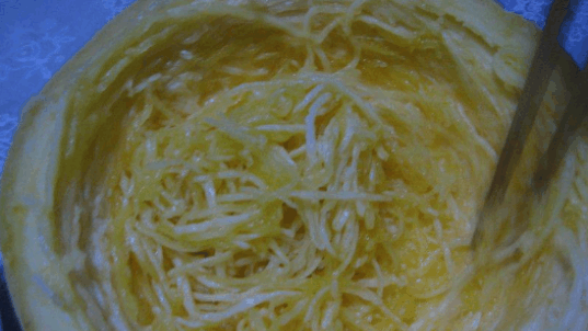 农村大娘种的瓜真奇怪, 切开里面满是“面条”