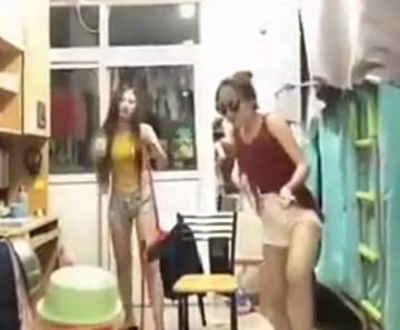 网上这个女生宿舍出名了, 只因这里有两个美女