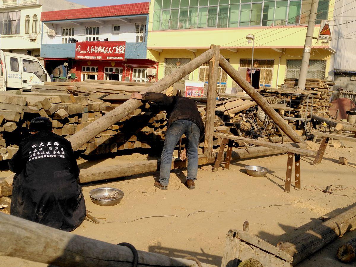 75岁农村大叔每天工资120元, 孙子劝他不要出来他说舍不下老伙计