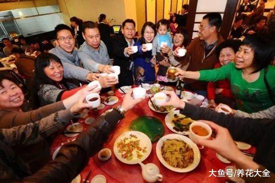 售票口前的长队有30多米, 拿到票时, 1米8的他哭了......