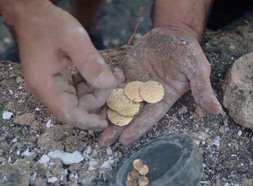 男子地窖发现石灰包裹的硬物, 砸开后, 里面的东西让他高兴坏了!