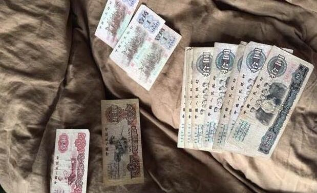 农民发现一箱钱, 却一分花不出去! 邻居却说他发财了, 是真的吗?