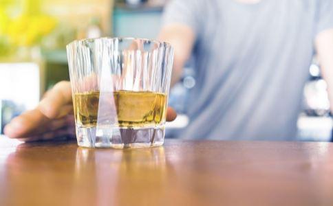 喝酒者: 4种饮酒方式“最短命”, 想要长寿, 最好一个也别沾!