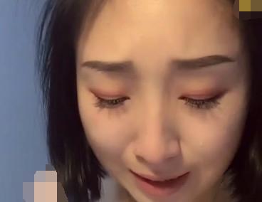 90后美女开直播, 然后一直在流泪, 得知原因, 大家都脸红不已