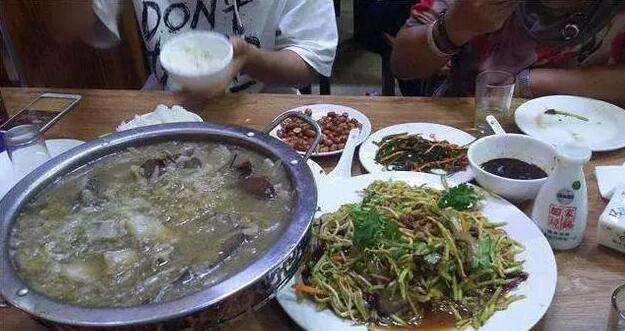 老奶奶进城看孙子, 孙子却一直在一旁打游戏, 场面心酸