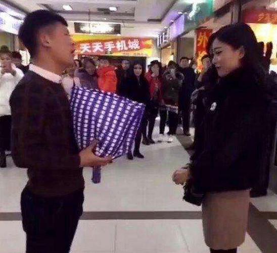 小伙手捧鲜花向女友求婚, 当看到鲜花的时候, 美女怒打小伙。网友: 活该