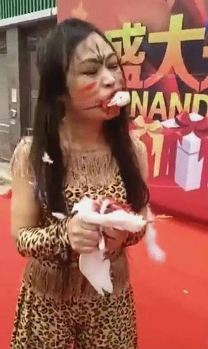 吃生蛇当下酒菜 重庆女子咬断头活吞鸽子满脸鲜血