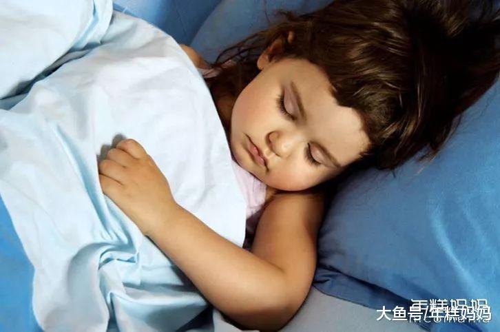 宝宝半夜哭闹, 先别急着抱, 可以试试这几招