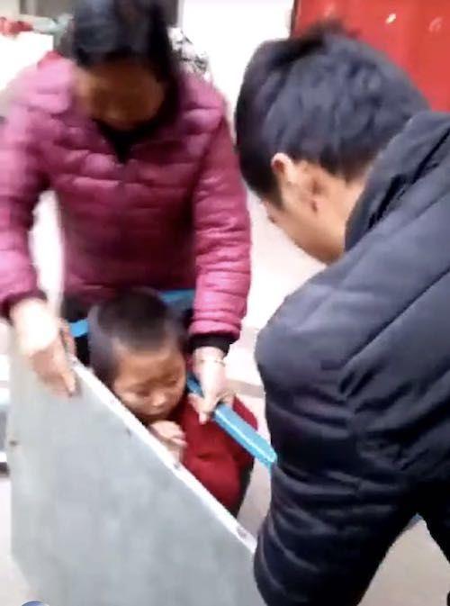 男孩玩捉迷藏\b卡桌\b上, 父亲拿锤子砸