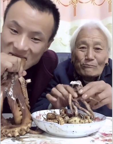 农民扎堆海鲜吃播, 就为这样的目的! 你能理解吗?