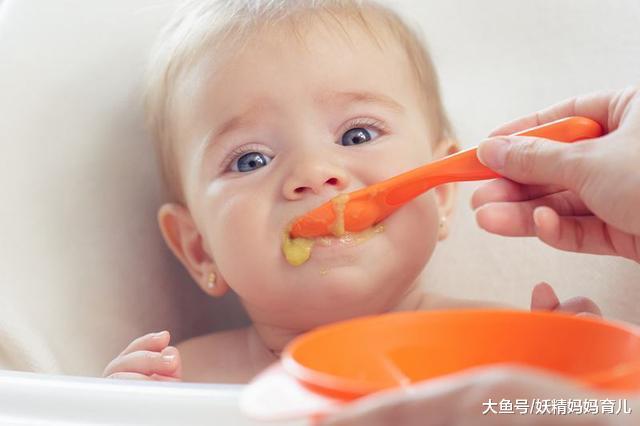 宝宝添加辅食是4个月还是6个月好? 宝宝这4个特征添加辅食最合适