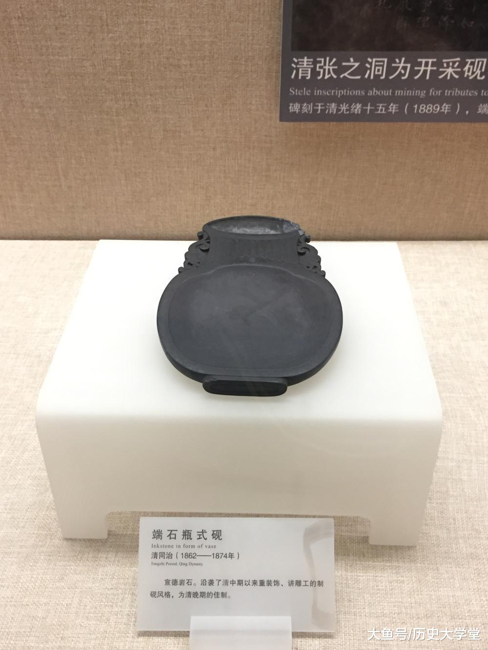 砚，也称“砚台”。中国传统文房