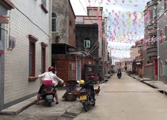农村90多岁老人挑着扁担卖这种东西, 现在可能只有这位老人在卖了
