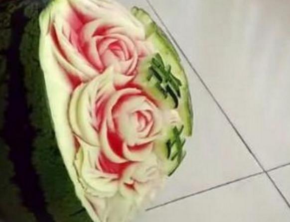 美女喜欢艺术, 男友抱一“艺术品”求婚, 她高兴了