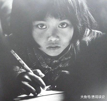你还记得图片里的这个大眼睛小女