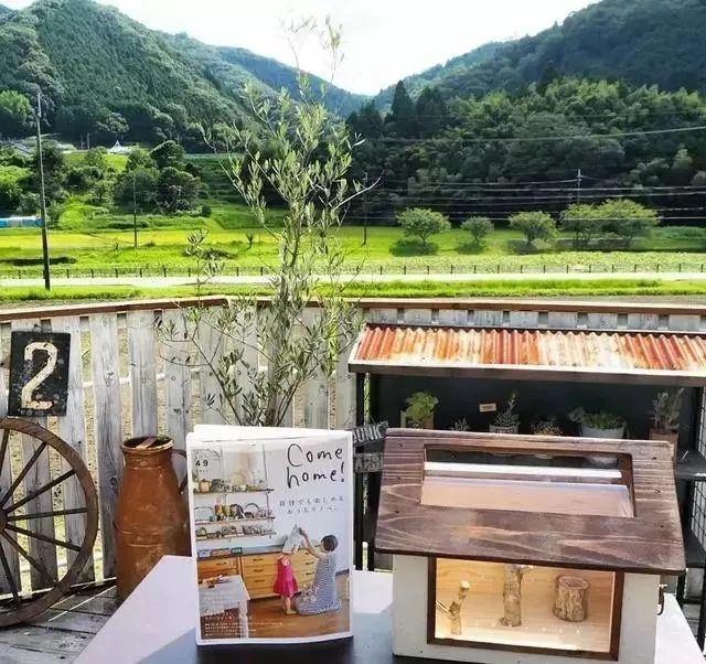 我们就喜欢住在乡下, 养花种菜, 哪儿都不去!