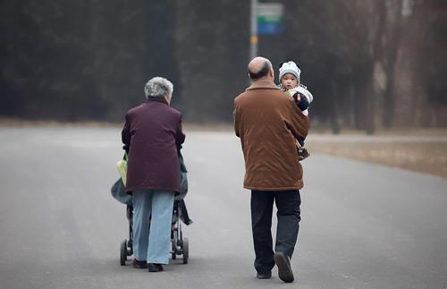生了小孩到底要让谁带? 爷爷奶奶带和外公外婆带会有这种不同